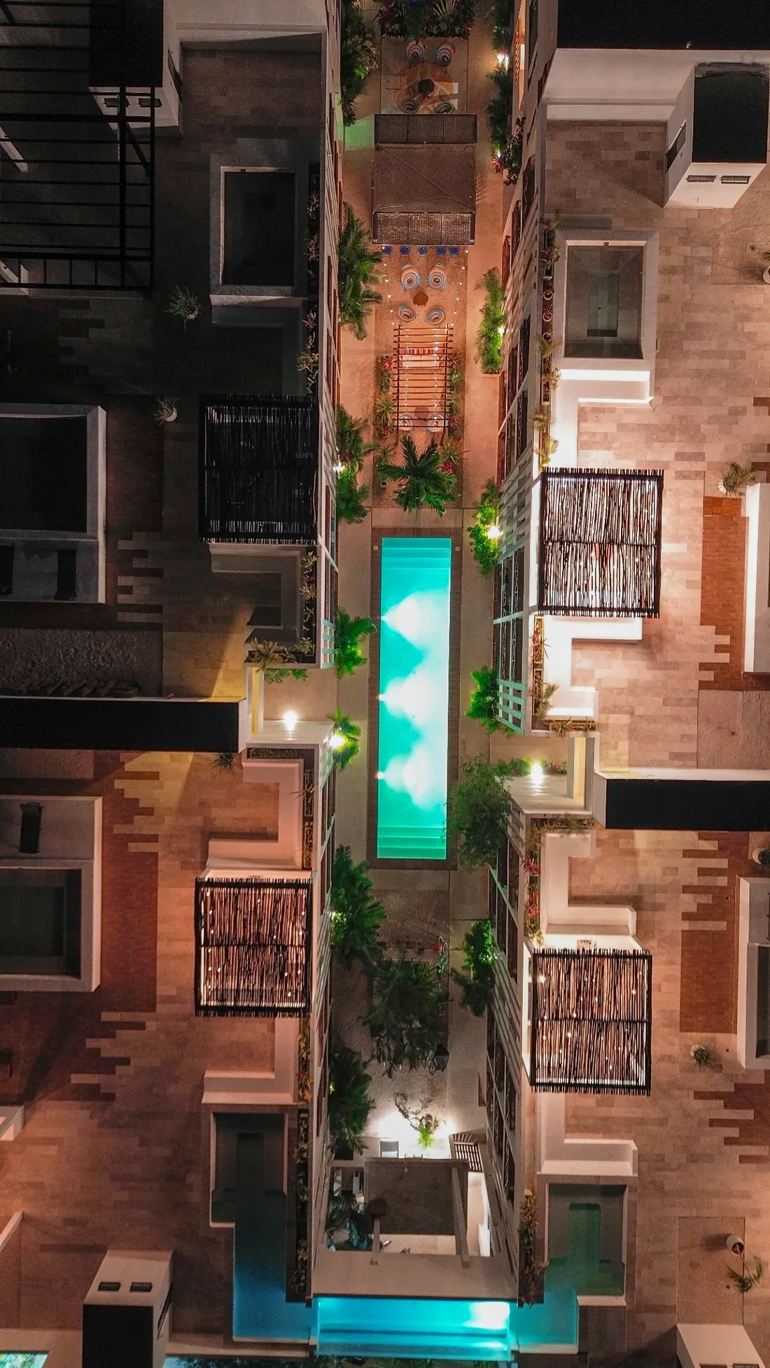 Arquitectura iluminada del desarrollo Smart Depas Tulum de noche