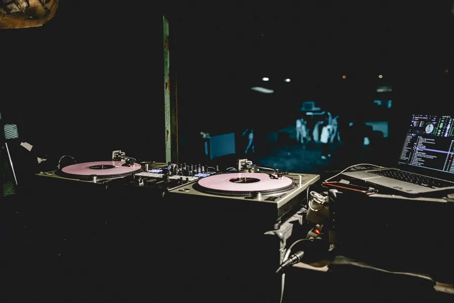DJ con tornamesas para fiesta privada